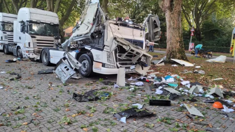 VIDEO Imagini groaznice într-o parcare din Olanda! Cabina unui camion a sărit în aer