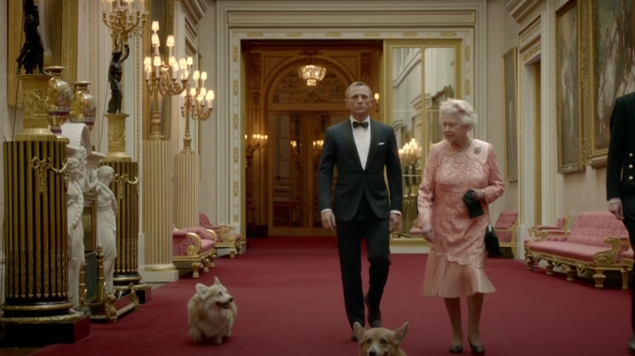 VIDEO Trei minute cu regina. Condiția pe care a impus-o Elizabeth II pentru a se filma cu James Bond