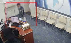 VIDEO A intrat într-un centru medical și a furat. Momentul în care un individ înhață telefonul și pleacă