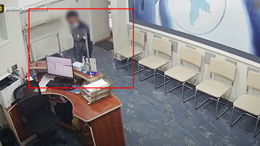 VIDEO A intrat într-un centru medical și a furat. Momentul în care un individ înhață telefonul și pleacă