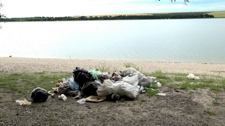 VIDEO Dezastru! Malul râului Prut a fost transformat într-o groapă de gunoi. Ce spun localnicii