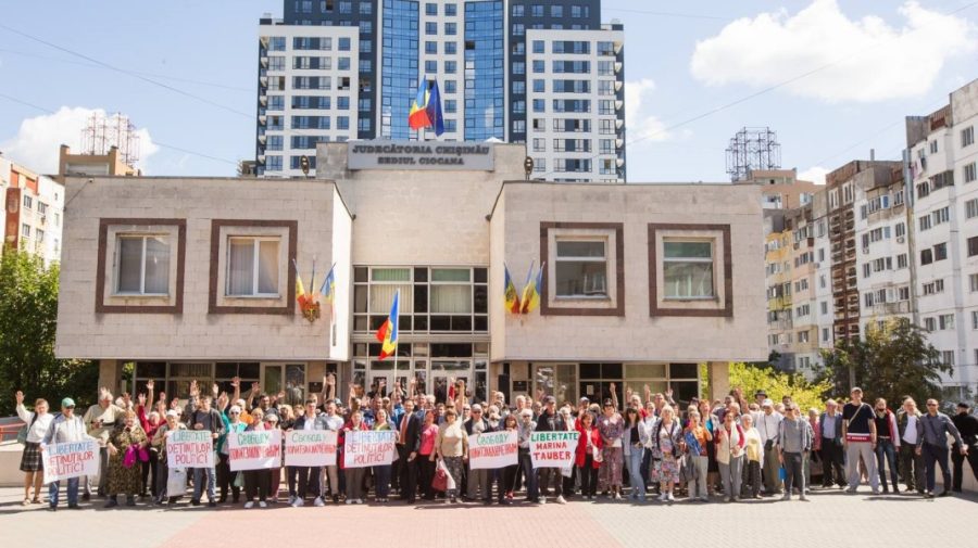 FOTO, VIDEO Membrii Partidului ȘOR au protestat la Judecătoria Chișinău: „Colegii noștri au fost arestați pe nedrept”