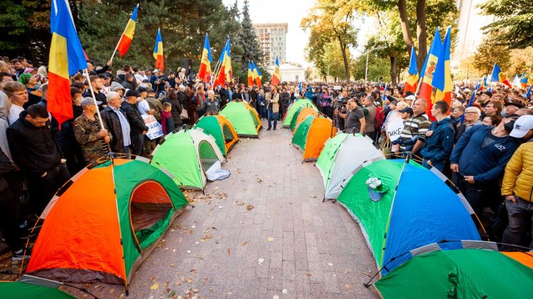 FOTO „Vom sta aici până vom obține demisia guvernării PAS”. Protestatarii au instalat corturi în fața Parlamentului