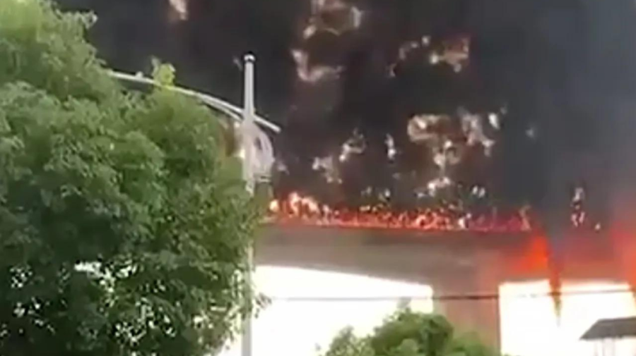 VIDEO Imagini apocaliptice din China! Un pod rutier a fost mistuit de flăcări în urma unui accident