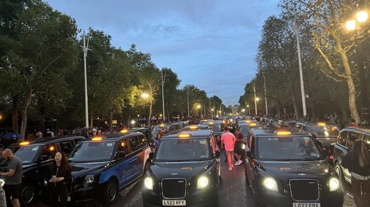 Londra: Şoferii de taxi i-au adus un omagiu reginei Elizabeth a II-a şi s-au adunat în faţa Palatului Buckingham
