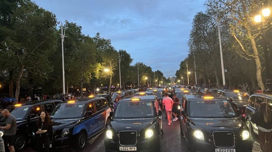 Londra: Şoferii de taxi i-au adus un omagiu reginei Elizabeth a II-a şi s-au adunat în faţa Palatului Buckingham