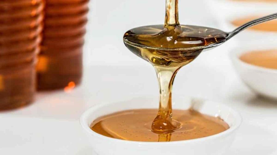 O lingură de miere consumată pe stomacul gol face minuni pentru sănătate. Iată ce beneficii are