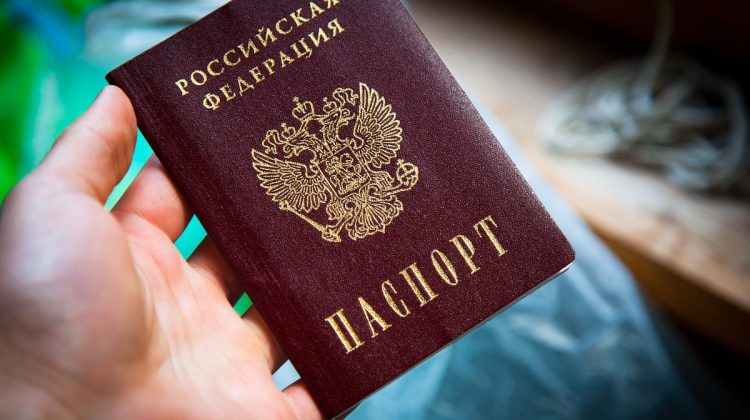Moldovenii cu cetățenie rusă: cine anume poate fi mobilizat și ce înseamnă „pașaportul alb”?