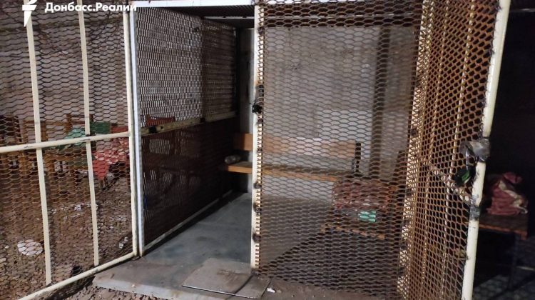 FOTO Cameră pentru tortură? Presa ucraineană: Cuști metalice, găsite în subsolul unui comisariat din regiunea Harkov
