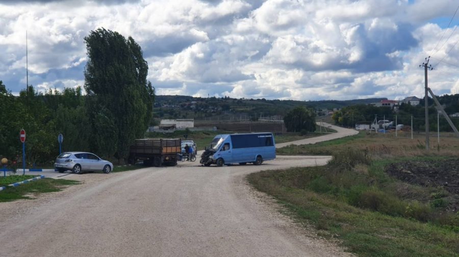 FOTO Accident cu implicare unui microbuz de rută, la Căușeni. În interior se aflau 10 pasageri