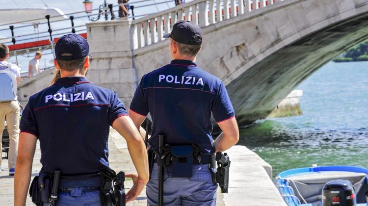 VIDEO O turistă a fost salvată în ultimul moment de un polițist din Italia. A încercat să se arunce de pe acoperiș