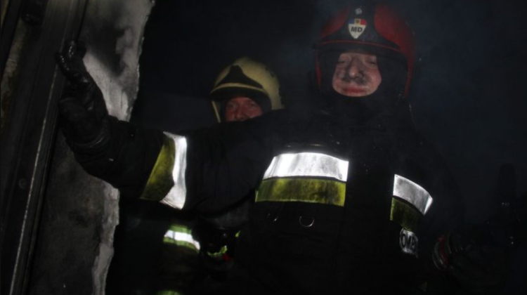 VIDEO Noi detalii despre incendiul nocturn din Capitală! La fața locului au lucrat 5 echipaje de intervenție
