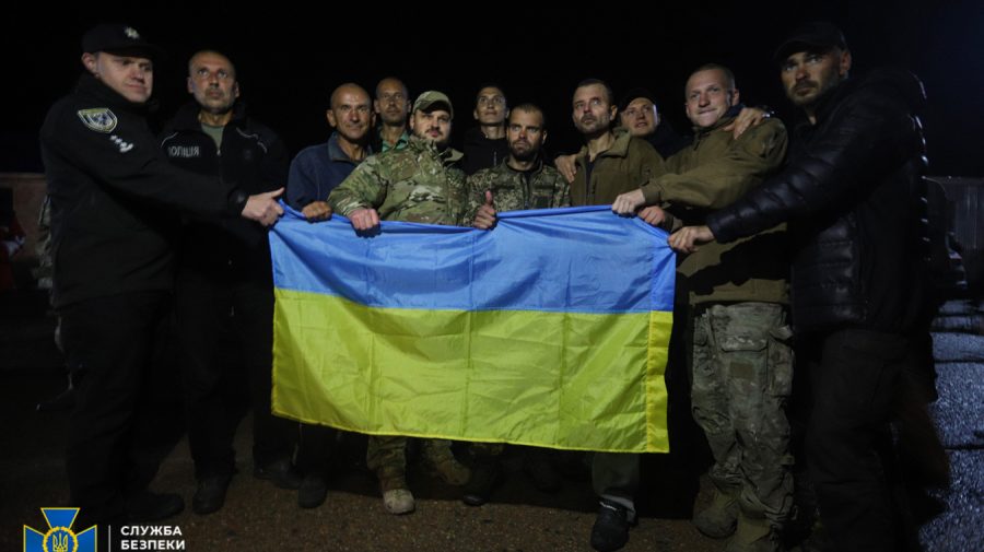 Au întors eroii acasă. Peste 200 de prizonieri ucraineni, inclusiv militari din batalionul Azov, schimbați pe Medveciuk