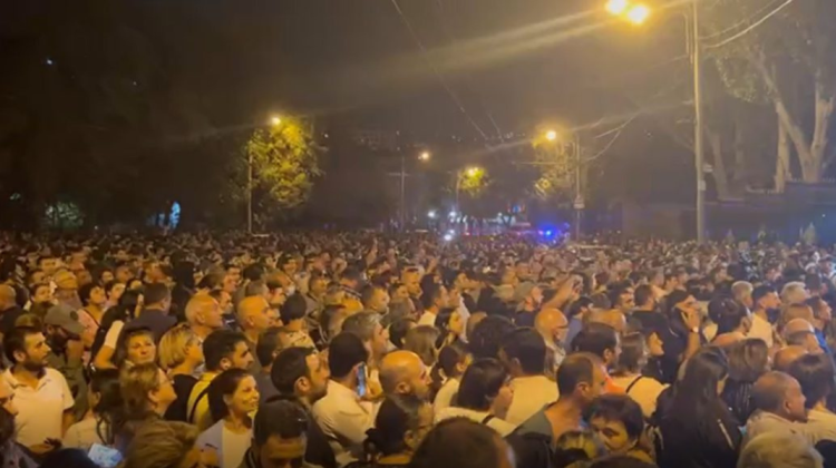 VIDEO Proteste masive la Erevan! Oamenii încearcă să ia cu asalt reședința premierului