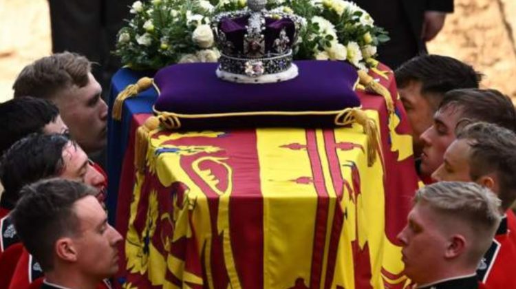 VIDEO Moment şocant la ceremonia de rămas-bun a reginei Elizabeth II: Un soldat a leşinat lângă sicriu