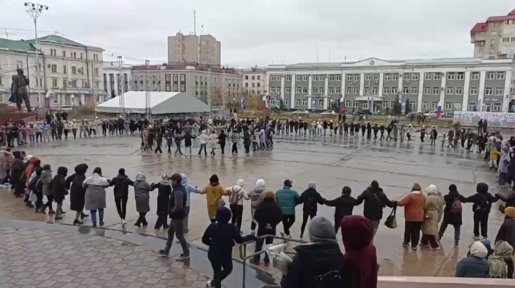 VIDEO Mame, bunici și iubite, într-o horă antirăzboi la Iakuțk. Oficialii locali au încercat să-i dea altă semnificație