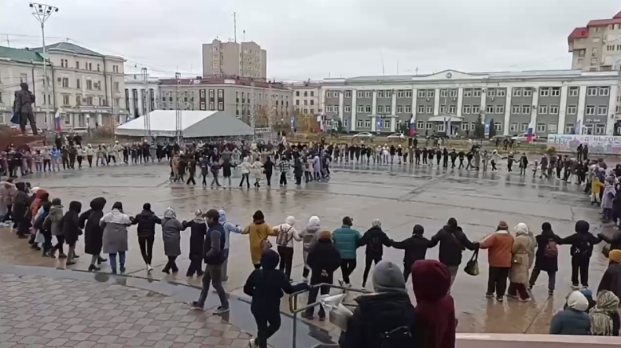 VIDEO Mame, bunici și iubite, într-o horă antirăzboi la Iakuțk. Oficialii locali au încercat să-i dea altă semnificație