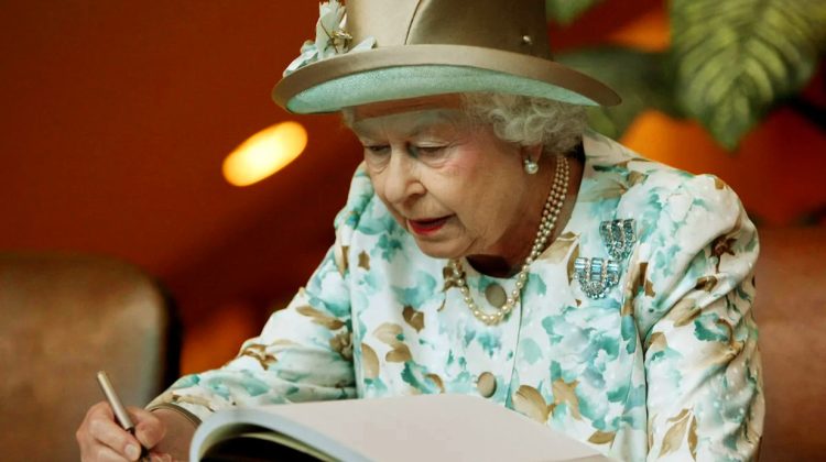 Regina Elisabeta a II-a i-a scris zeci de ani unei femei necunoscute. Poveste emoționantă care a ieșit acum la iveală