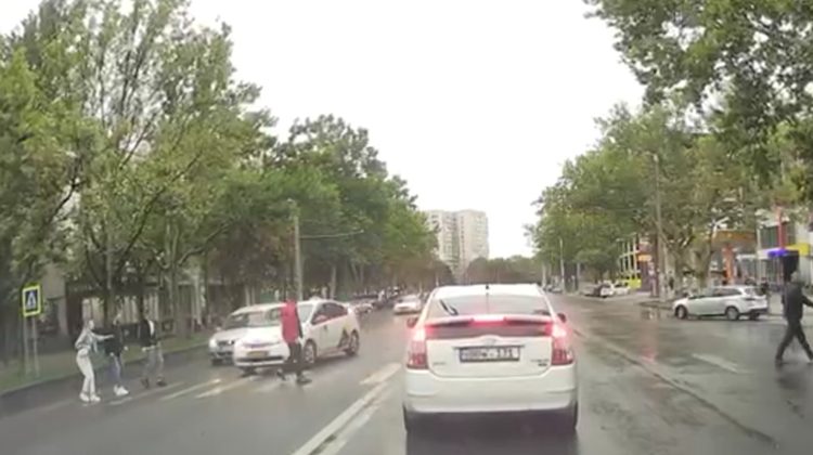 VIDEO O secundă putea costa vieți! Momentul în care un șofer de taxi face manevre printre pietoni pe trecere