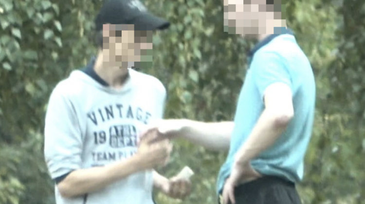 VIDEO Individ din Chișinău – prins în flagrant de polițiști! Ce servicii ilegale presta