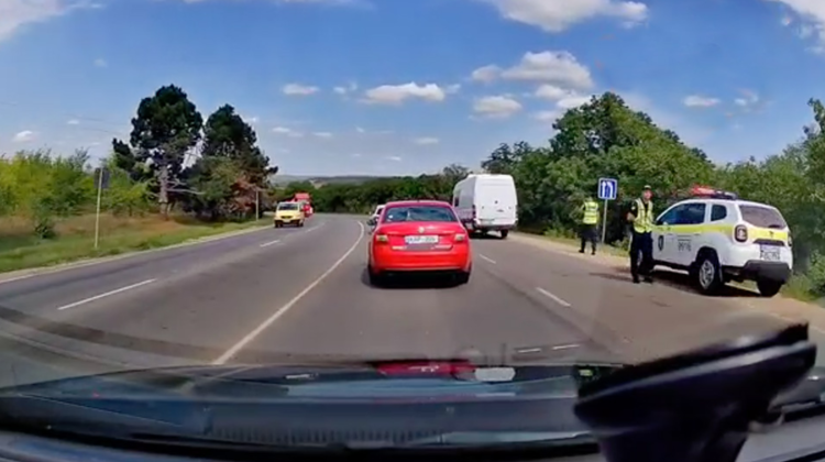 VIDEO Momentul în care un șofer, care a vrut să economisească timp, este tras pe dreapta de agenții de patrulare