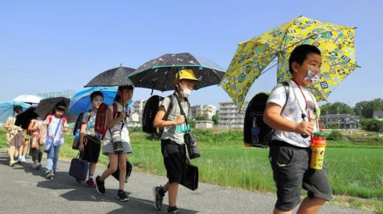 Copiii din cel mai fierbinte oraş din Japonia vor primi umbrele special pentru a-i proteja de căldură