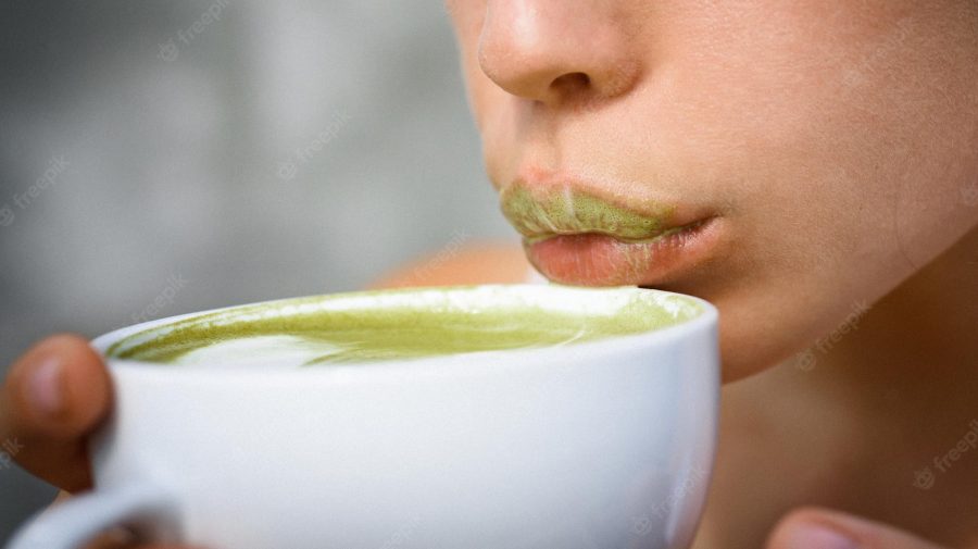 Matcha latte, cea mai bună alternativă la cafea! Băutura verde detoxifiază organismul. Cum o prepari acasă?