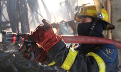 Casă de locuit cu două nivele din Capitală – cuprinsă de flăcări! Au intervenit patru echipe de pompieri