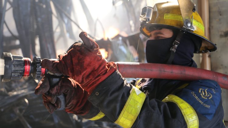 Casă de locuit cu două nivele din Capitală – cuprinsă de flăcări! Au intervenit patru echipe de pompieri