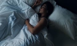 Studiu: Femeile dorm mai puţin şi mai prost decât bărbaţii. Motivul invocat de cercetători