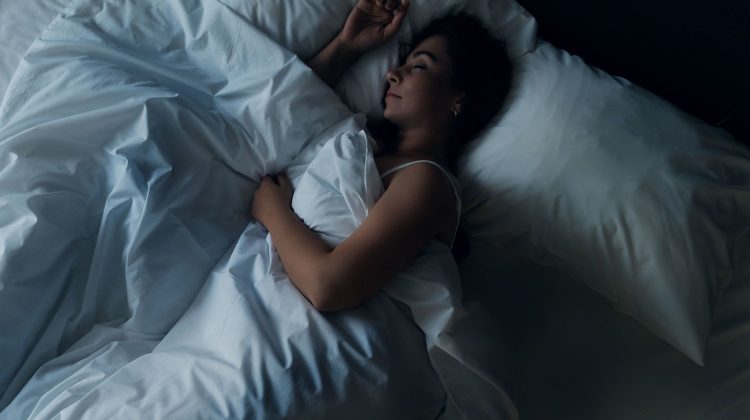 Cum să adormi în doar două minute. Tehnica genială pe care o folosesc militarii
