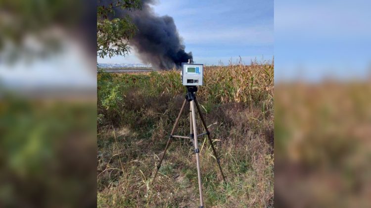 FOTO Au fost prelevate probe pentru a afla gradul de poluare! Să iasă sau nu localnicii din preajma incendiului afară