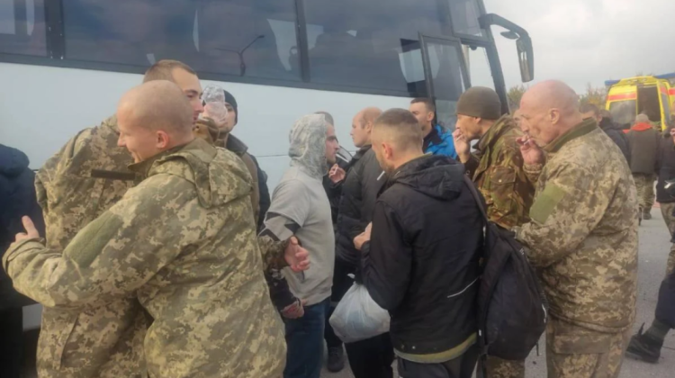 VIDEO EMOȚIONANT „Vă mulțumim că sunteți vii”. Rușii au eliberat peste 50 de prizonieri ucraineni