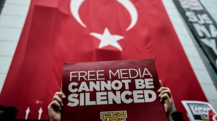 Închisoare pentru dezinformare! În ajun de alegeri, Turcia a adoptat o lege care instituie cenzura presei