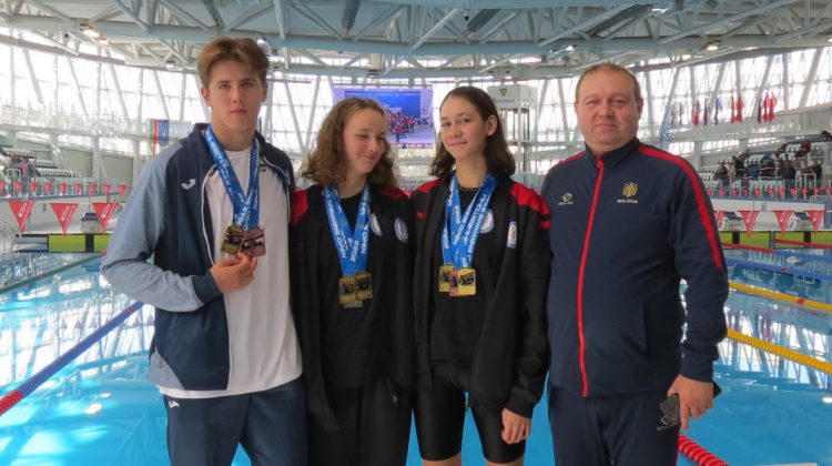 Înotătorii moldoveni au câștigat nouă medalii la turneul internațional din Bulgaria