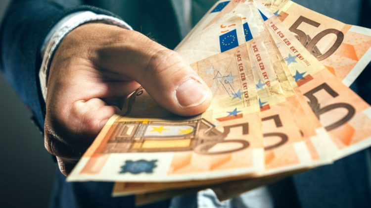 CURS VALUTAR 20 octombrie: Euro face un pas înapoi, în timp ce dolarul se scumpește