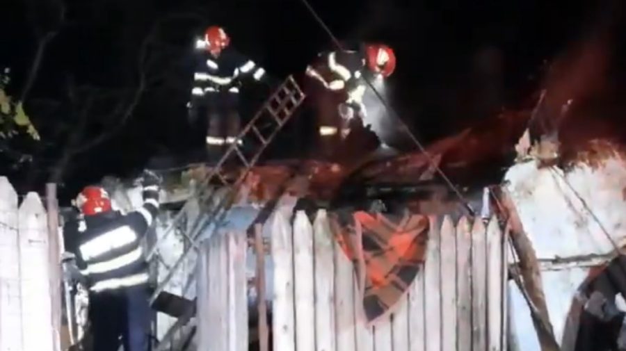 VIDEO O casă din România a fost mistuită de flăcări! Doi oameni au murit carbonizați