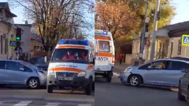 VIDEO O ambulanță „a pupat” o Hondă în centrul Capitalei. Ce spune Poliția despre impact?