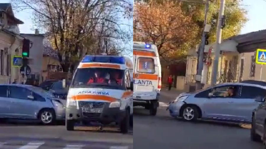 VIDEO O ambulanță „a pupat” o Hondă în centrul Capitalei. Ce spune Poliția despre impact?