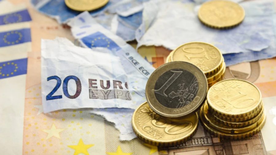 CURS VALUTAR 11 octombrie: Euro coboară sub nivelul de 19 lei. Ce se întâmplă cu dolarul