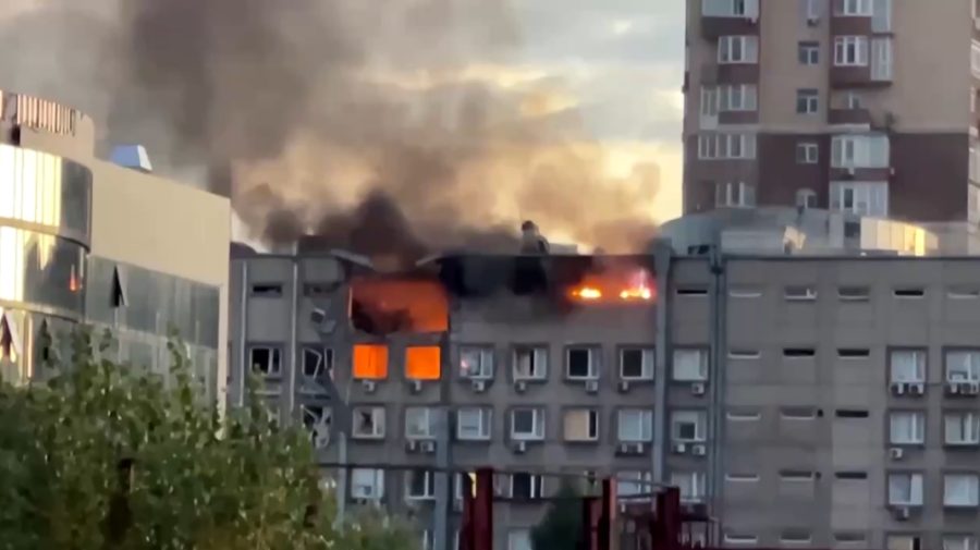 VIDEO Rușii au atacat Kievul cu drone kamikaze. Cel puțin două persoane au rămas blocate sub dărâmături