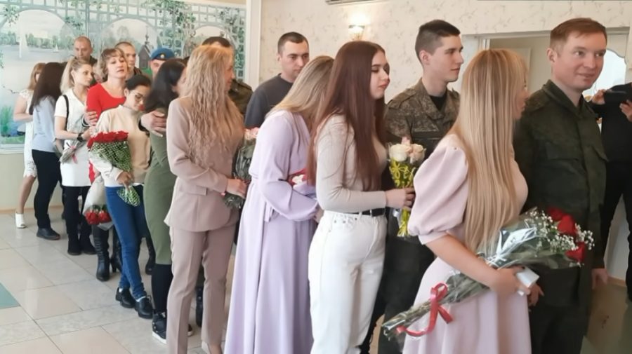 VIDEO Nuntă „în grup”. Mai mulți tineri mobilizați din Sankt Petersburg s-au căsătorit „în regim de urgență”
