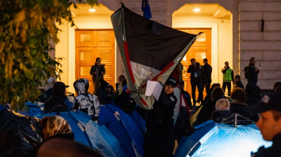 VIDEO Partidul ȘOR acuză că poliția continuă să ridice abuziv corturile din fața Procuraturii Generale