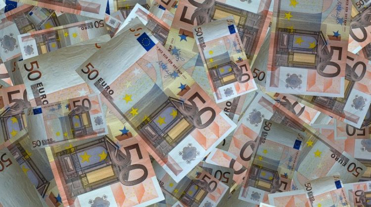 CURS VALUTAR: Euro se trezește din somnul de moarte! Cât valorează dolarul