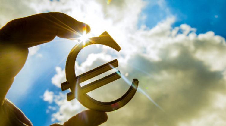CURS VALUTAR 18 octombrie: Euro câștigă poziții. Cât valorează azi dolarul