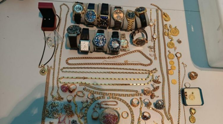 FOTO Bagaj de mână cu surpriză! O ucraineancă a încercat să plece din Moldova cu mai multe bijuterii prețioase