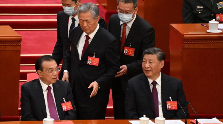 STOP CADRU Fostul preşedinte chinez, așezat lângă Xi Jinping, ridicat de subsuori și scos forțat. Explicații oficiale