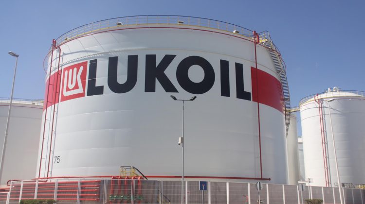 BANI.MD: Vânzarea benzinăriilor Lukoil din Republica Moldova se amână