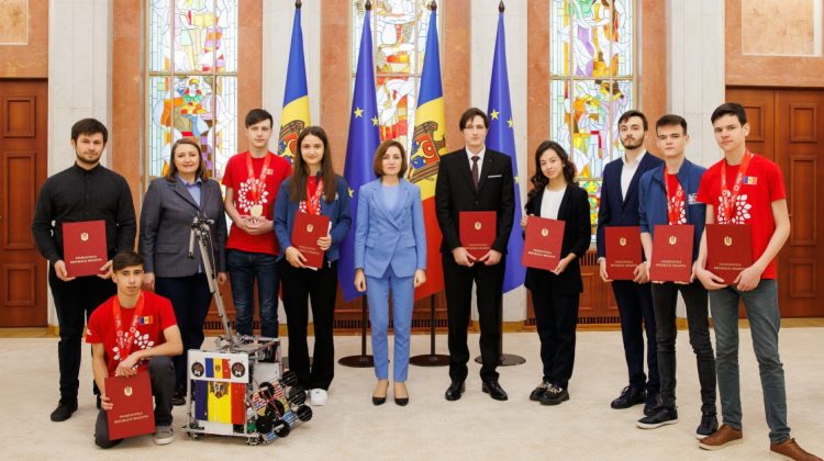 FOTO Răsplătiți pentru merite! 5 elevi, premiați de Sandu pentru succesul obținut la olimpiada mondială de robotică