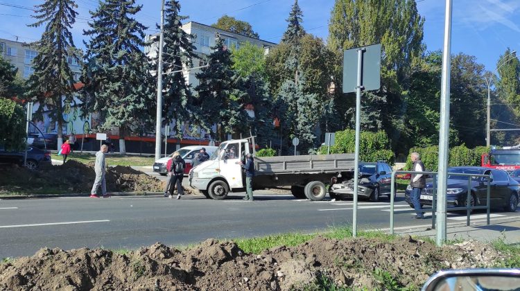 FOTO Impact violent pe bulevardul Dacia. Un automobil a ajuns sub remorca unui camion